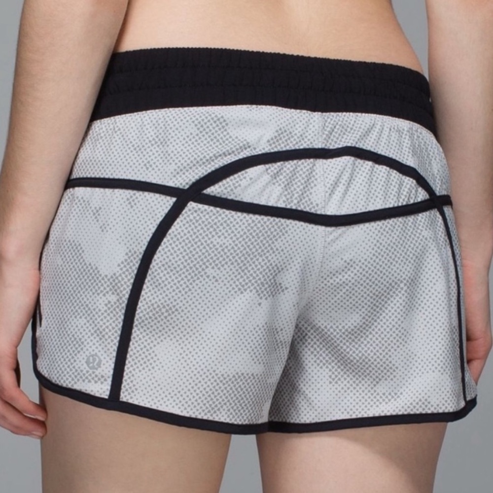 Lululemon Tracker Short III Diamond Camo Silver size 6 - Picture 2 of 11
